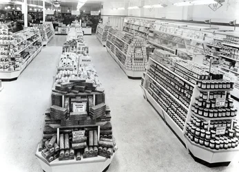 Innenansicht eines Woolworths-Geschäfts, 1956
